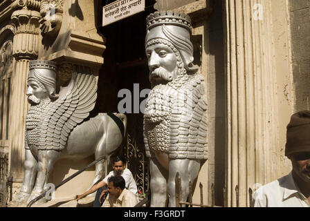 Parsi agyari fire templi porta di ingresso decorata faccia l'uomo animale in Mumbai Bombay ; Maharashtra ; India Foto Stock