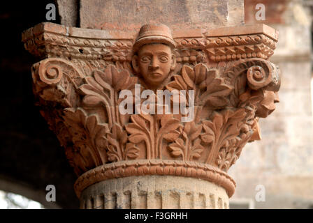 Volto di uomo inglese scolpito sul pilastro decorativi di vecchio palazzo di Indore ; Madhya Pradesh ; India Foto Stock