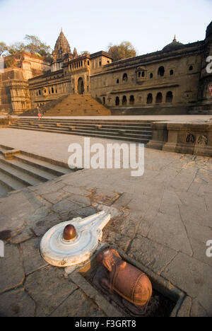 Maheshwar ghat temple fort e palazzo sulla riva del fiume Narmada ; Madhya Pradesh ; India Foto Stock