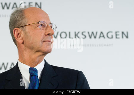 Wolfsburg, Germania. Il 7 ottobre, 2015. Hans Dieter Poetsch, il nuovo capo del Consiglio di Sorveglianza di Volkswagen AG nel corso di una conferenza stampa alla fabbrica della Volkswagen a Wolfsburg, in Germania, 7 ottobre 2015. Foto: JULIAN STRATENSCHULTE/DPA/Alamy Live News Foto Stock