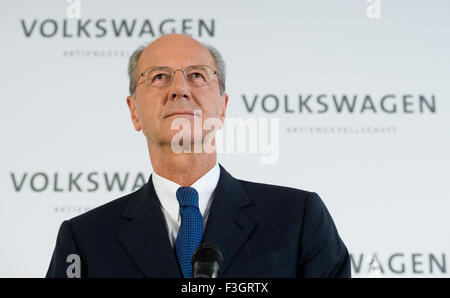 Wolfsburg, Germania. Il 7 ottobre, 2015. Hans Dieter Poetsch, il nuovo capo del Consiglio di Sorveglianza di Volkswagen AG nel corso di una conferenza stampa alla fabbrica della Volkswagen a Wolfsburg, in Germania, 7 ottobre 2015. Foto: JULIAN STRATENSCHULTE/DPA/Alamy Live News Foto Stock