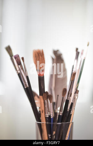 Pennelli per dipingere in pentola tutti i tipi di spazzole Foto Stock
