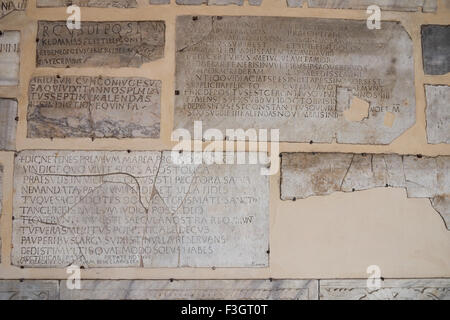 Iscrizioni o epigrafi sulla parete del nartece della basilica di Santa Maria in Trastevere, Roma. Foto Stock