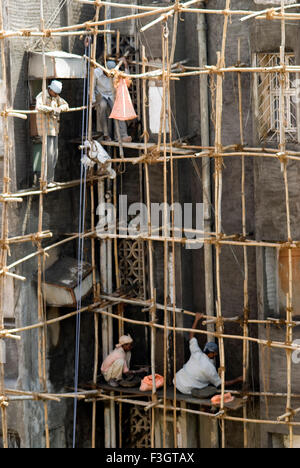 Lavoratori che lavorano sul sito in costruzione a Bombay ora Mumbai ; Maharashtra ; India Foto Stock