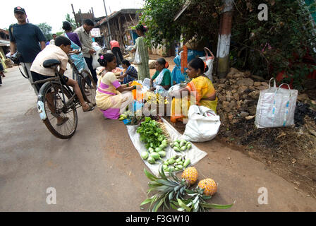 Signora hawker vendendo i suoi frutti nel bazar settimanale di villaggio kudal ; district Sindhudurga ; Maharashtra ; India Foto Stock