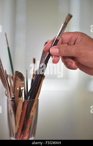 Pennelli per dipingere in pentola tutti i tipi di spazzole Foto Stock