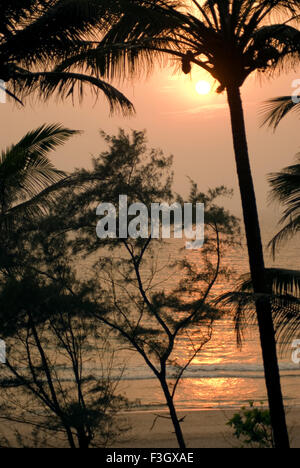 Tramonto a ganpatipule beach ; district Ratnagiri ; stato Maharashtra ; India Foto Stock