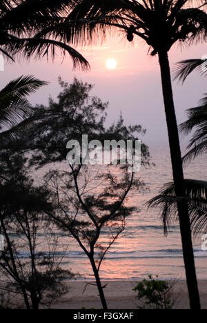 Tramonto a ganpatipule beach ; district Ratnagiri ; stato Maharashtra ; India Foto Stock