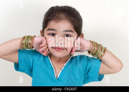 Quattro anni ragazza tenere la mano sulla guancia signor#556 Foto Stock