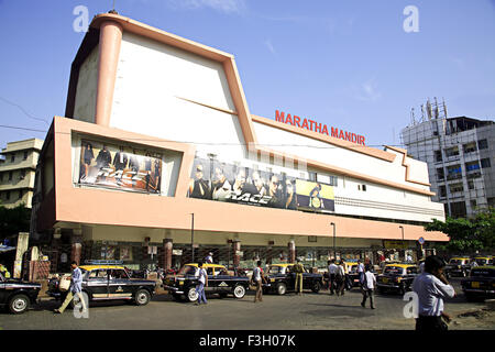 Maratti Mandir sala cinema hindi movie theater a Dr. Anand Nair Marg conosciuta come strada Lamington Bombay Mumbai Maharashtra Foto Stock