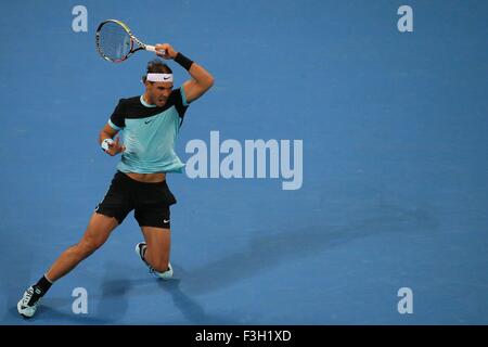 Pechino, Cina. Il 7 ottobre, 2015. Rafael Nadal di Spagna restituisce la sfera durante gli Uomini Singoli Secondo turno match di China Open Tennis Tournament contro Vasek Pospisil del Canada presso il National Tennis Center a Pechino Capitale della Cina, il 7 ottobre 2015. © Xing Guangli/Xinhua/Alamy Live News Foto Stock