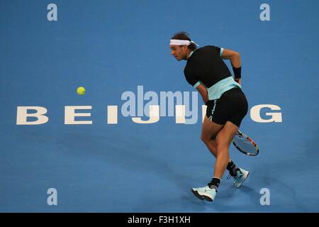 Pechino, Cina. Il 7 ottobre, 2015. Rafael Nadal di Spagna restituisce la sfera durante gli Uomini Singoli Secondo turno match di China Open Tennis Tournament contro Vasek Pospisil del Canada presso il National Tennis Center a Pechino Capitale della Cina, il 7 ottobre 2015. © Xing Guangli/Xinhua/Alamy Live News Foto Stock