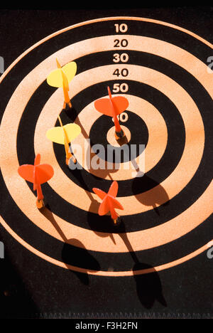 Freccette in dart board ; Pune ; Maharashtra ; India Foto Stock