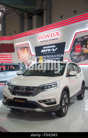 Makassar, Indonesia. 07 ott 2015. Honda presentano la nuova CR-V a Makassar Automotive Expo di Makassar, Indonesia il 7 ottobre 2015. Sebbene il numero di vendite sono diminuite nel corso del primo semestre del 2015 a causa nazionale i problemi economici, non smettere di aziende del settore automotive per penetrare il mercato attraverso la vendita diretta o mostre. Credito: Yermia Riezky Santiago/Alamy Live News Foto Stock