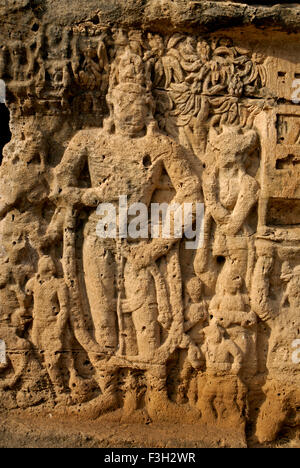 Bodhisatva Avalokiteshvara grotta di roccia Khambhaliya che risale circa al IV secolo d.c. ; Rajkot ; Gujarat ; India Foto Stock