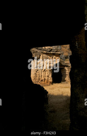 Bodhisatva Avalokiteshvara grotta di roccia Khambhaliya che risale circa al IV secolo d.c. ; Rajkot ; Gujarat ; India Foto Stock