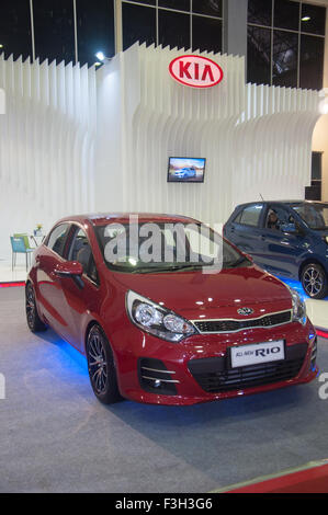 Makassar, Indonesia. 07 ott 2015. KIA presenta tutte le nuove serie di Rio a Makassar Automotive Expo di Makassar, Indonesia il 7 ottobre 2015. Sebbene il numero di vendite sono diminuite nel corso del primo semestre del 2015 a causa nazionale i problemi economici, non smettere di aziende del settore automotive per penetrare il mercato attraverso la vendita diretta o mostre. Credito: Yermia Riezky Santiago/Alamy Live News Foto Stock