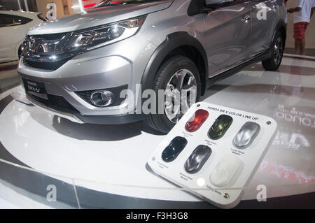 Makassar, Indonesia. 07 ott 2015. Honda presenta BR-V a Makassar Automotive Expo di Makassar, Indonesia il 7 ottobre 2015. Sebbene il numero di vendite sono diminuite nel corso del primo semestre del 2015 a causa nazionale i problemi economici, non smettere di aziende del settore automotive per penetrare il mercato attraverso la vendita diretta o mostre. Credito: Yermia Riezky Santiago/Alamy Live News Foto Stock