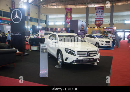 Makassar, Indonesia. 07 ott 2015. Mercedes-Benz stand a Makassar Automotive Expo di Makassar, Indonesia il 7 ottobre 2015. Sebbene il numero di vendite sono diminuite nel corso del primo semestre del 2015 a causa nazionale i problemi economici, non smettere di aziende del settore automotive per penetrare il mercato attraverso la vendita diretta o mostre. Credito: Yermia Riezky Santiago/Alamy Live News Foto Stock