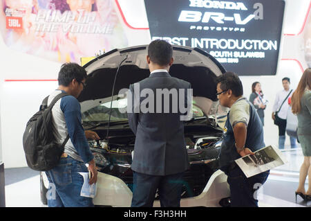 Makassar, Indonesia. 07 ott 2015. I visitatori osservano Honda City macchina a Makassar Automotive Expo di Makassar, Indonesia il 7 ottobre 2015. Sebbene il numero di vendite sono diminuite nel corso del primo semestre del 2015 a causa nazionale i problemi economici, non smettere di aziende del settore automotive per penetrare il mercato attraverso la vendita diretta o mostre. Credito: Yermia Riezky Santiago/Alamy Live News Foto Stock