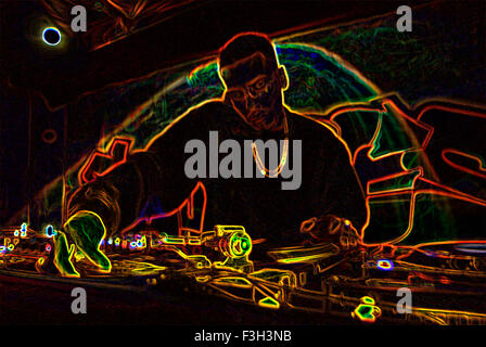 Disc jockey DJ scratching LP utilizzando giradischi al night club Foto Stock