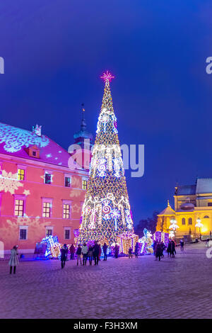 Illuminazione natalizia di Piazza Castello, il Castello Reale e albero di Natale nel centro storico di Varsavia, Polonia Foto Stock