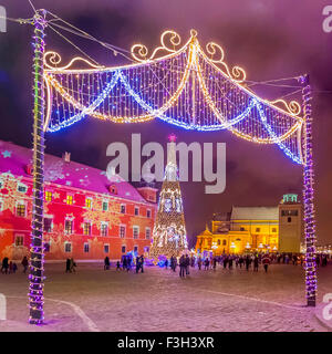 Illuminazione natalizia di Piazza Castello, il Castello Reale e albero di Natale nel centro storico di Varsavia, Polonia Foto Stock