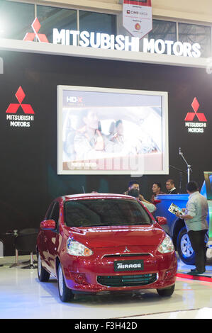 Makassar, Indonesia. 07 ott 2015. Motore Mitsubishi presenta una nuova serie di Mirage a Makassar Automotive Expo di Makassar, Indonesia il 7 ottobre 2015. Sebbene il numero di vendite sono diminuite nel corso del primo semestre del 2015 a causa nazionale i problemi economici, non smettere di aziende del settore automotive per penetrare il mercato attraverso la vendita diretta o mostre. Credito: Yermia Riezky Santiago/Alamy Live News Foto Stock