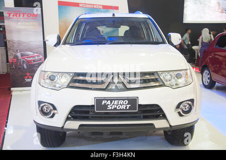 Makassar, Indonesia. 07 ott 2015. Mitsubishi Motors presenta Pajero Sport a Makassar Automotive Expo di Makassar, Indonesia il 7 ottobre 2015. Sebbene il numero di vendite sono diminuite nel corso del primo semestre del 2015 a causa nazionale i problemi economici, non smettere di aziende del settore automotive per penetrare il mercato attraverso la vendita diretta o mostre. Credito: Yermia Riezky Santiago/Alamy Live News Foto Stock