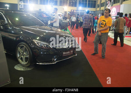 Makassar, Indonesia. 07 ott 2015. Visitatore guarda al Mercedes-Benz C 250 serie a Makassar Automotive Expo di Makassar, Indonesia il 7 ottobre 2015. Sebbene il numero di vendite sono diminuite nel corso del primo semestre del 2015 a causa nazionale i problemi economici, non smettere di aziende del settore automotive per penetrare il mercato attraverso la vendita diretta o mostre. Credito: Yermia Riezky Santiago/Alamy Live News Foto Stock