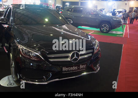 Makassar, Indonesia. 07 ott 2015. Mercedes-Benz presenta C 250 serie a Makassar Automotive Expo di Makassar, Indonesia il 7 ottobre 2015. Sebbene il numero di vendite sono diminuite nel corso del primo semestre del 2015 a causa nazionale i problemi economici, non smettere di aziende del settore automotive per penetrare il mercato attraverso la vendita diretta o mostre. Credito: Yermia Riezky Santiago/Alamy Live News Foto Stock