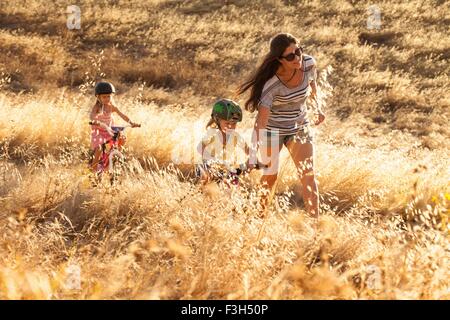 La madre e le figlie in bicicletta, Mt Diablo membro Park, California, Stati Uniti d'America Foto Stock