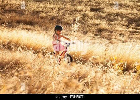 Ragazza in bicicletta, Mt Diablo membro Park, California, Stati Uniti d'America Foto Stock