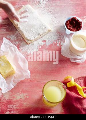 Burro, pasticceria, la farina e il succo di limone Foto Stock