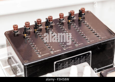 Vintage scatola marrone per i cavi telefonici Foto Stock