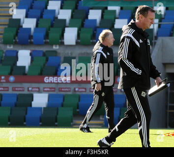 Windsor Park, Belfast, Regno Unito. Il 7 ottobre, 2015. Irlanda del Nord manager Michael O'Neill (destro) alla formazione Foto Stock