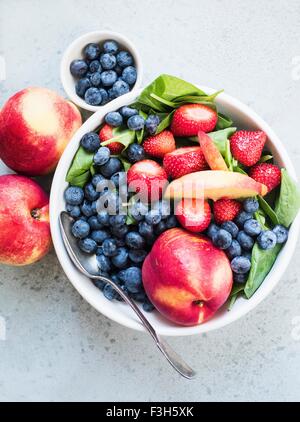 Ancora in vita di mirtilli, fragole, pesche e le erbe in ciotole Foto Stock