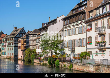 Tipiche case a graticcio lungo il fiume Ill nel quartiere Petite France di Strasburgo città, Alsazia, Francia Foto Stock