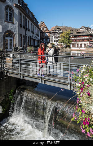 I turisti sulla serratura del quartiere Petite France di Strasburgo città, Alsazia, Francia Foto Stock