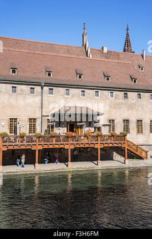 La parte antica del Custom House / Ancienne douane lungo il fiume Ill nella città di Strasburgo, Alsazia, Francia Foto Stock