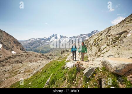 Coppia giovane escursioni in Val Senales ghiacciaio della Val Senales, Alto Adige, Italia Foto Stock