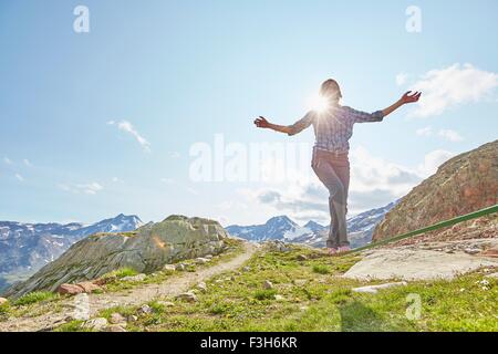 Giovane donna in equilibrio su slackline in Val Senales ghiacciaio della Val Senales, Alto Adige, Italia Foto Stock