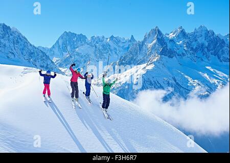 Famiglia in vacanza sciistica, Chamonix, Francia Foto Stock