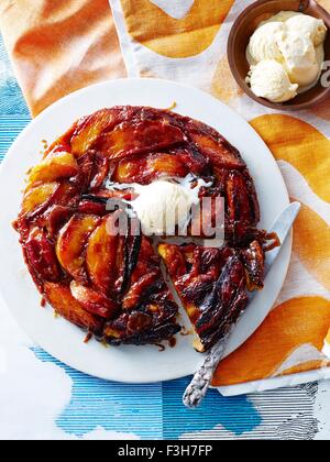 Vista aerea del mango caramellate crostata di banane e gelato Foto Stock