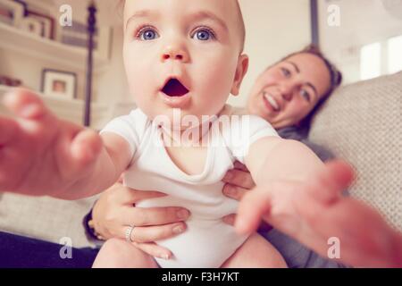 La madre e il bambino giocando in salotto Foto Stock