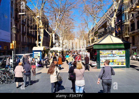 La gente camminare lungo La Rambla. Barcellona, in Catalogna, Spagna. Foto Stock