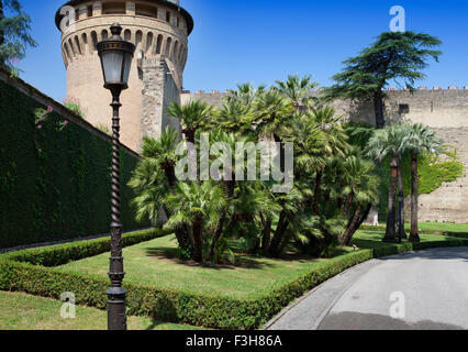 Saint Ioann's Tower presso i giardini vaticani , roma, Italia Foto Stock