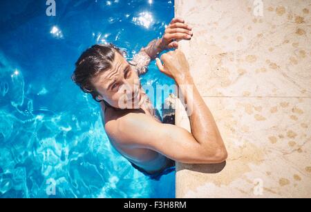 Overhead Ritratto di giovane uomo in piscina Foto Stock