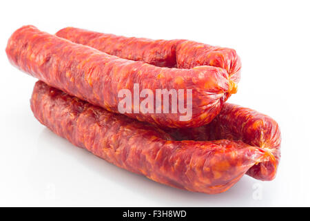 Salsiccia secca isolata su bianco. Foto Stock
