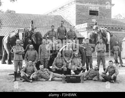 BRITISH esercito indiano membri di un Royal Artillery batteria elefante circa 1905 Foto Stock